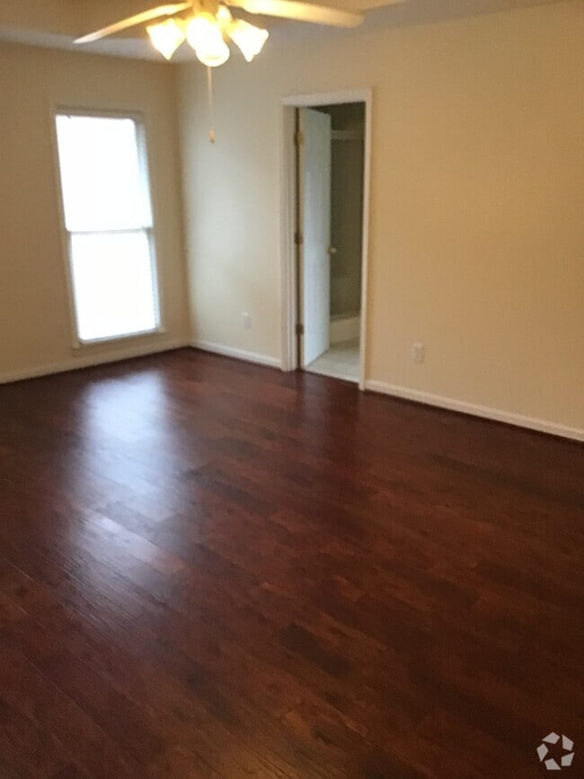 Building Photo - North Columbus Rental