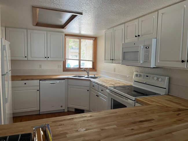 Kitchen - 2823 Springdale Ln