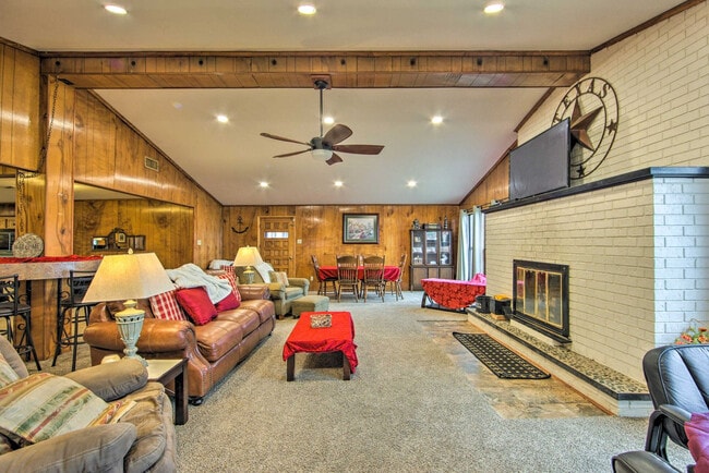 Building Photo - 928 Welch Ln