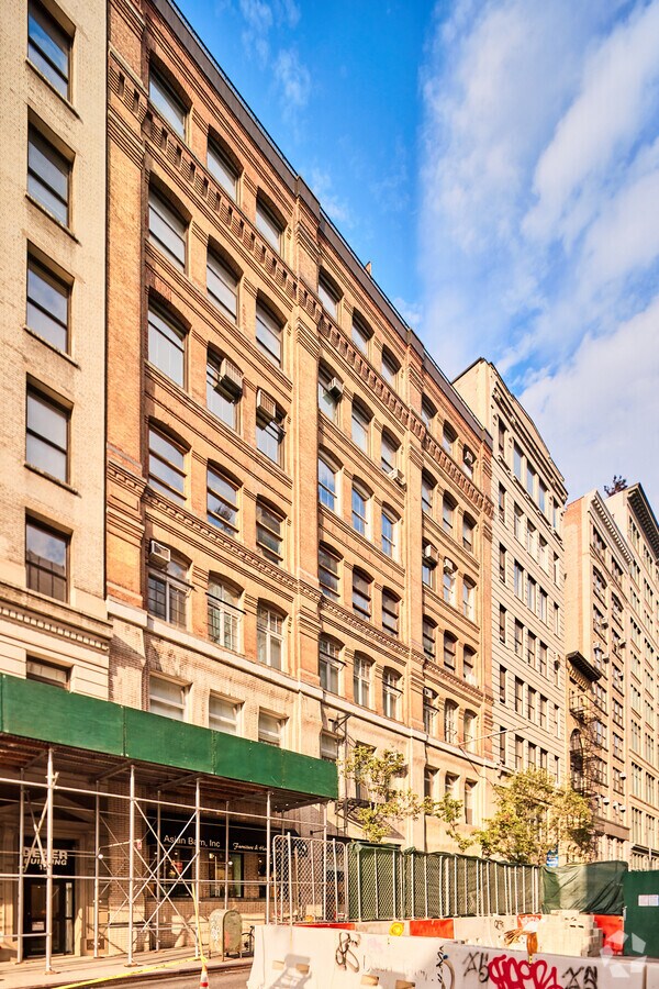 Photo - 139-143 W 19th St