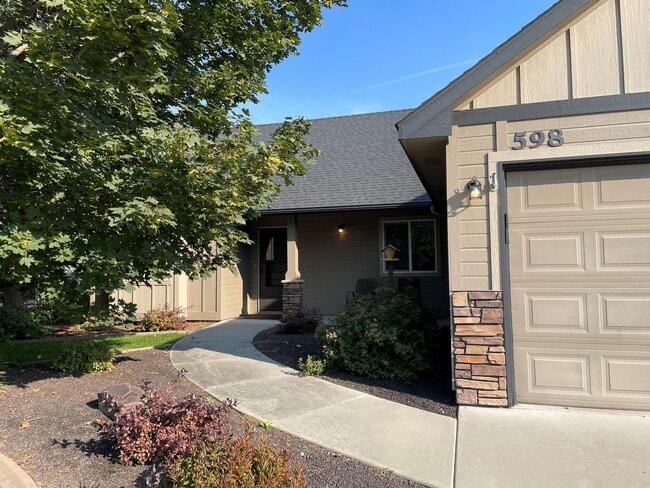Photo - Spacious 3-Bed + Den Home in Hollybrook Su...