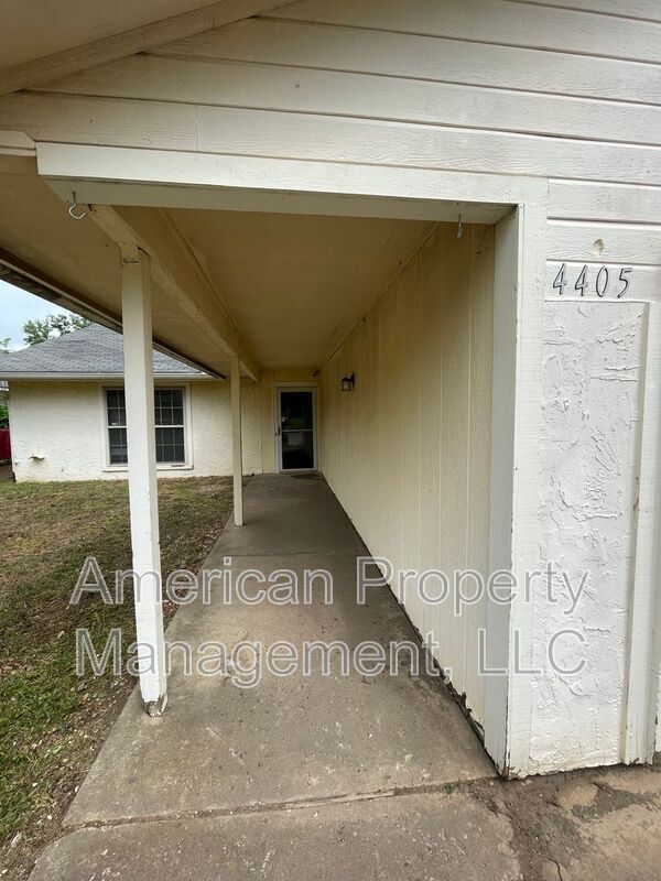 Building Photo - 4405 S Gum Ave