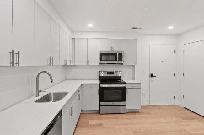 Building Photo - 624 Caledon Ct Unit 624