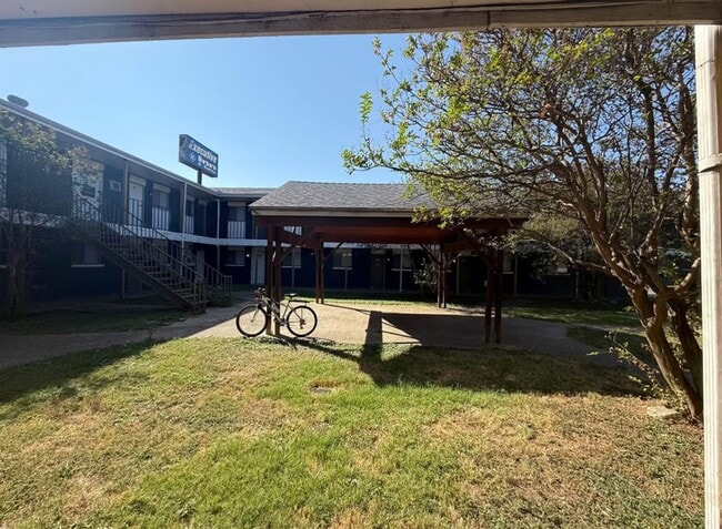 Building Photo - ALL UTILITIES INCLUDED in Cozy and Convenient 1 bedroom Unit 104