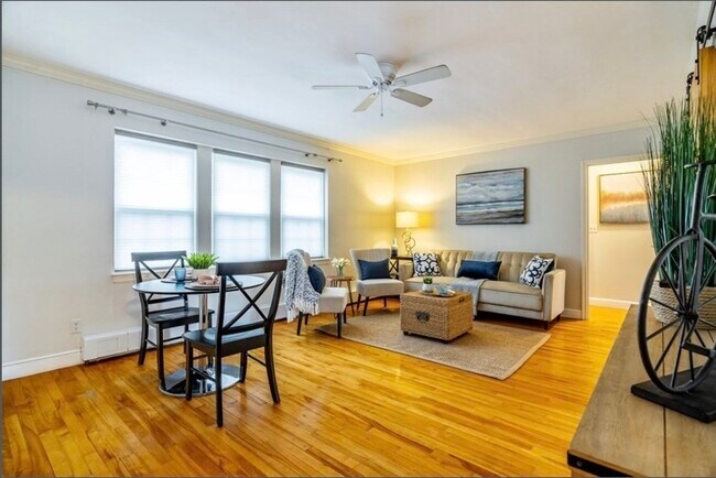 Building Photo - 82 Boylston St Unit 2