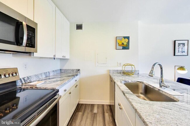 Photo - 2501 Calvert St NW Unit 711