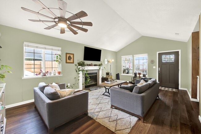 Photo - 209 White Oak Ln