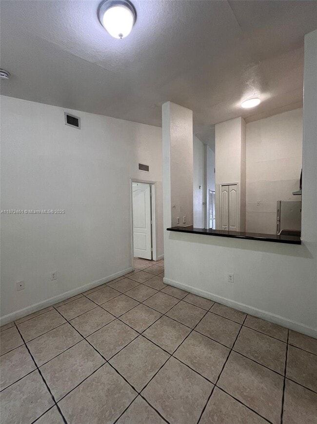 Building Photo - 1661 SE 28th St Unit 205 Rental