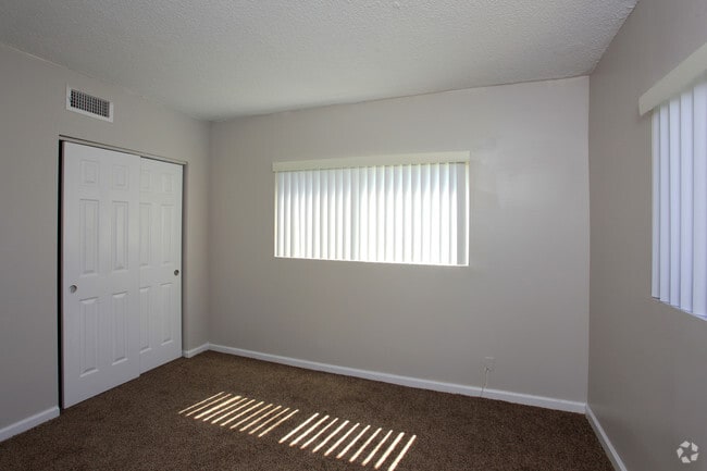 2BD,2BA-900 sf - Bedroom 2 - Deerfield East