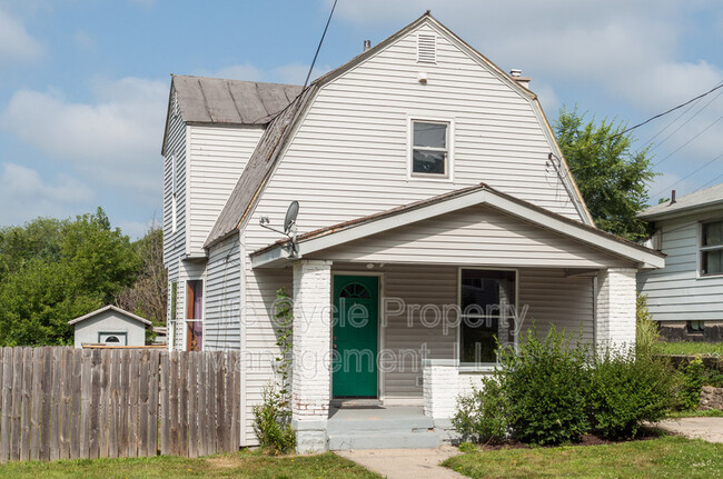 Photo - 735 Emerald Ave NE House