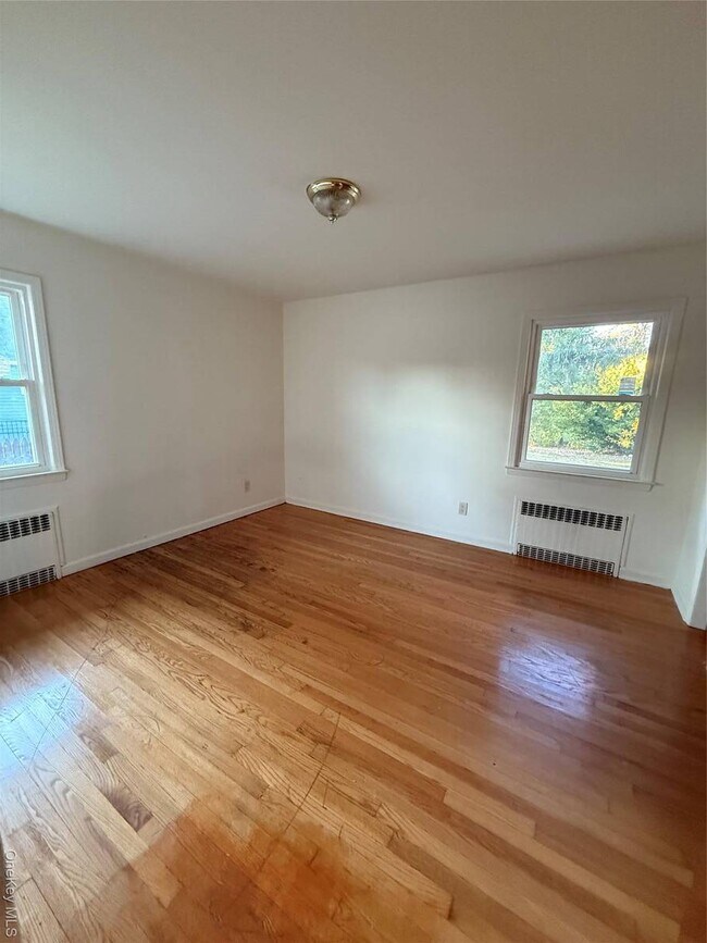 Photo - 301 Copiague Pl