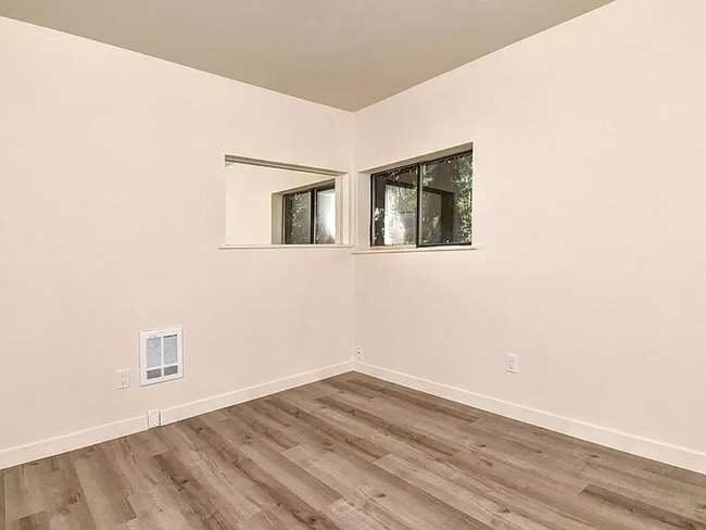 Photo - 3 BR / 1 BA in nicely updated duplex in No...