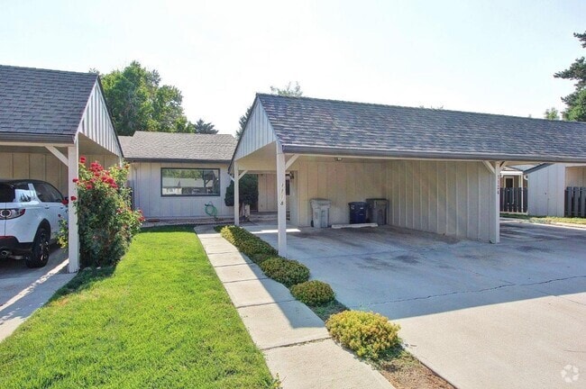 Building Photo - Clean Townhouse Centrally Located on the B...