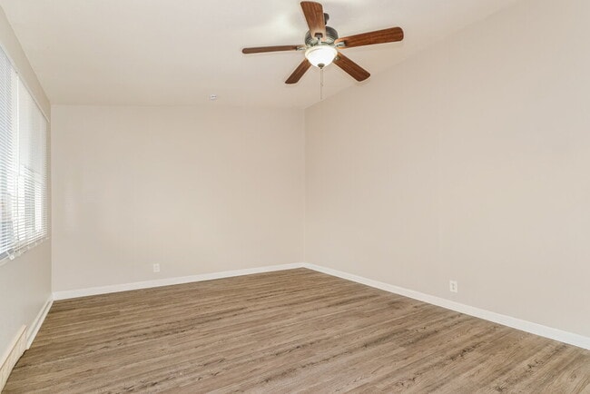 Photo - 2010 Thunderbird Ave