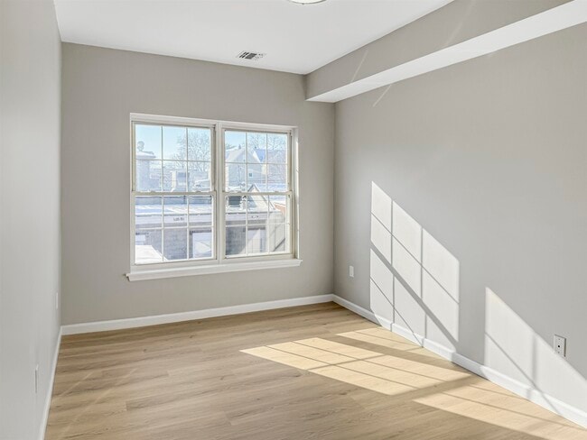 Photo - 729-731-731 Broadway Unidad 2