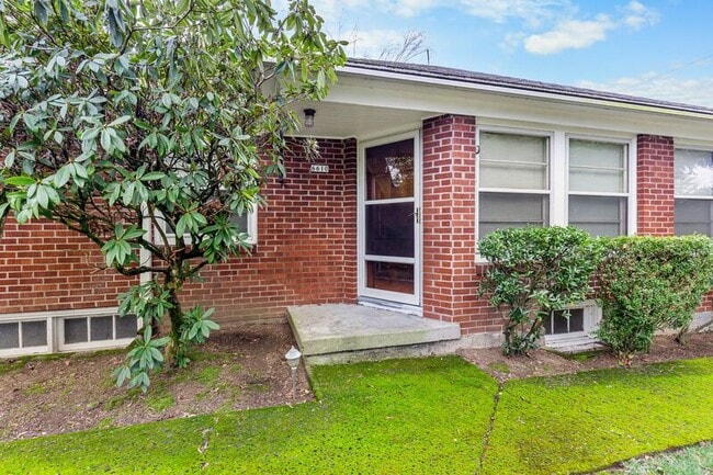 Building Photo - 6610 E Burnside St