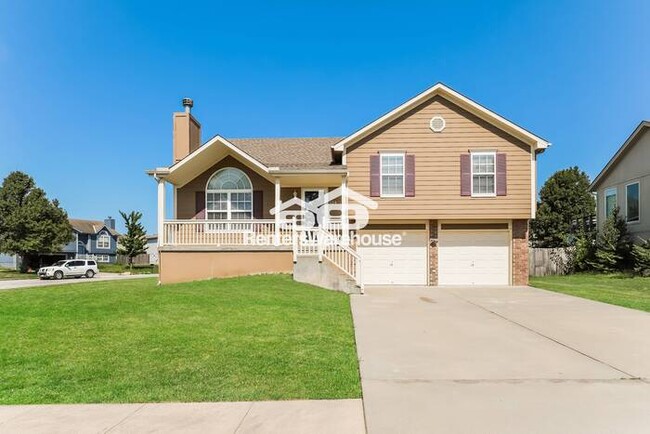 3 Bed 2.5 Bath Raymore Beauty! - 3 Bed 2.5 Bath Raymore Beauty! House