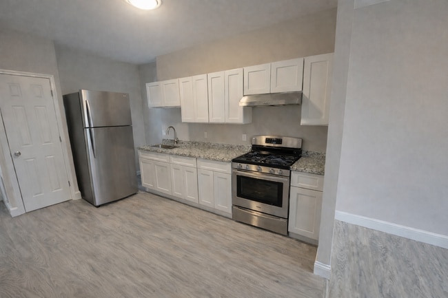 Building Photo - 241 Walnut St Unit 2