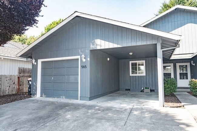 Photo - 565 Primrose Dr