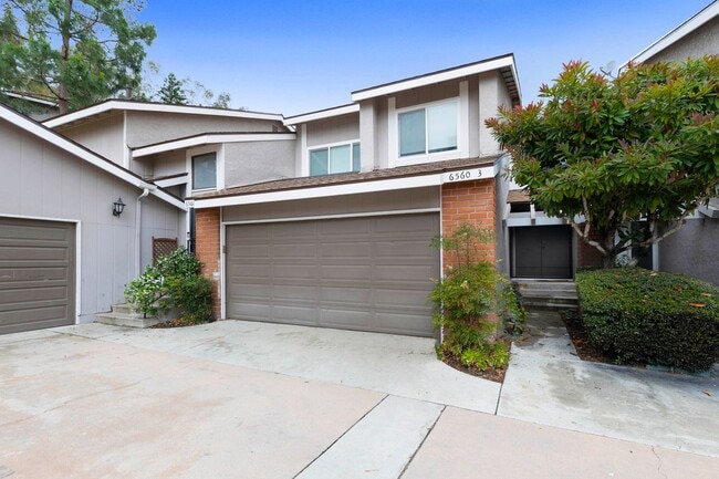 Building Photo - 4 bed, 2.5 bath Townhome Close to Community Pool!