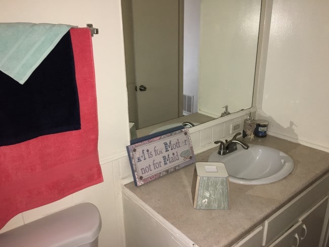 Baño - Bel-Aire/Fairway Apartments