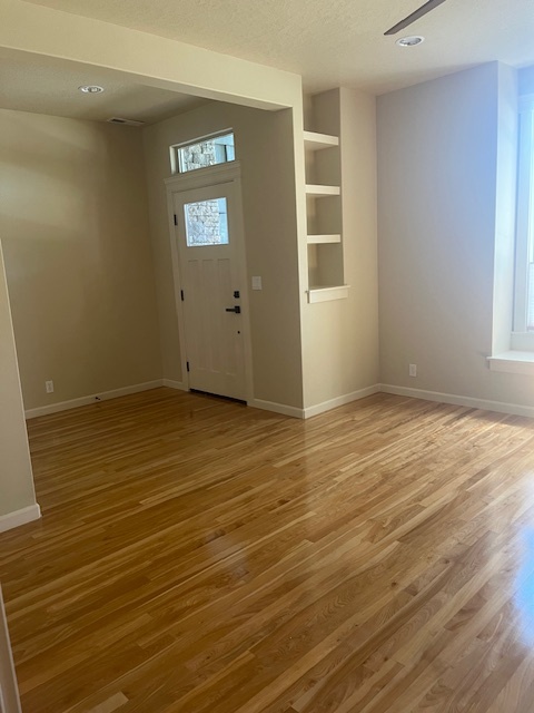 Nice entry, hardwood floors, lighted fan, new blinds. - 5020 W Targee St Townhome