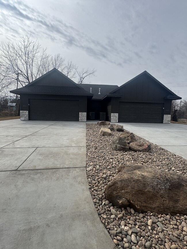 Photo - 435 W 3rd St