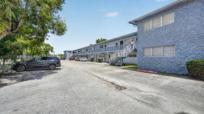Photo - 300 NE 191st St Unidad 219