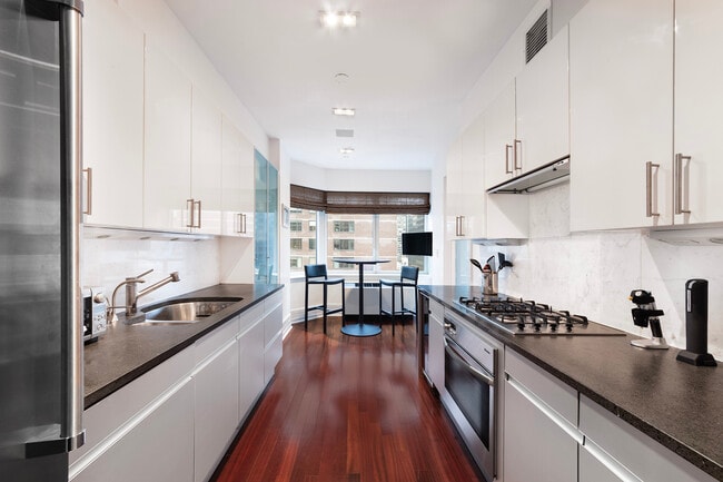 Photo - 300 E 55th St