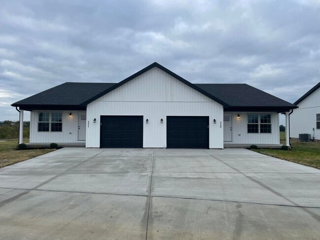 Building Photo - 213/215 Wyldwood Unit #213