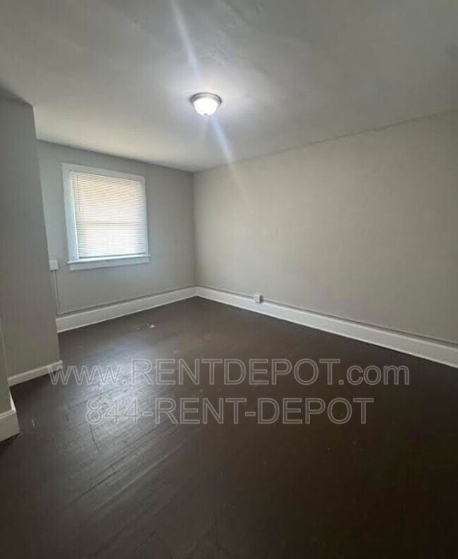 Photo - 805-805 Hess Ave