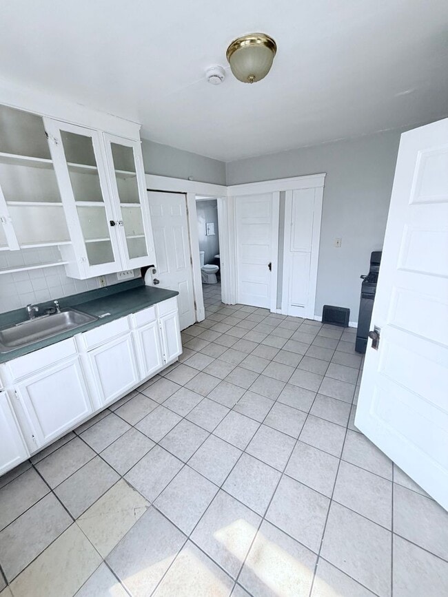 1114 E 64th St Unit 3