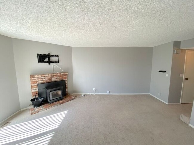 Photo - 3 Bedroom Townhouse North Reno - 2 Car Attached Garage/Mountain Views