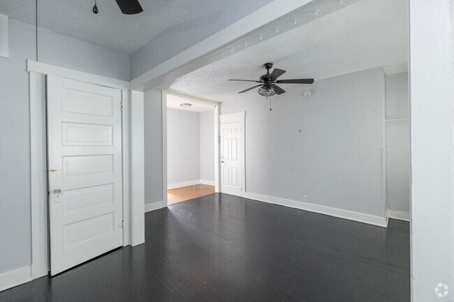 1BR, 1BA - 550SF - Living Room
