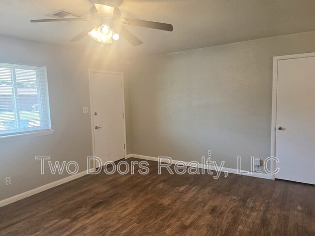 Photo - 705 E Carroll Ln