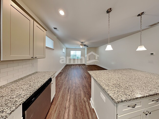 Photo - 417 Oscar Way