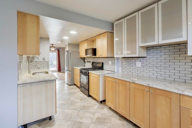 Photo - Nicely Remodeled 3 bed / 3.5 BATH's - 3 level brick TH in sought after Columbia on a premium lot