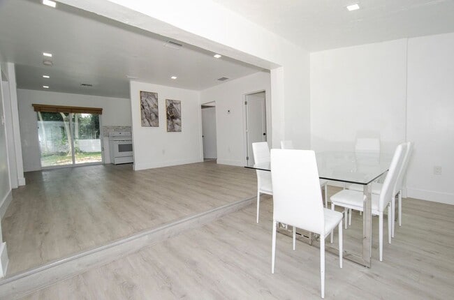 Photo - 935 NE 129th St