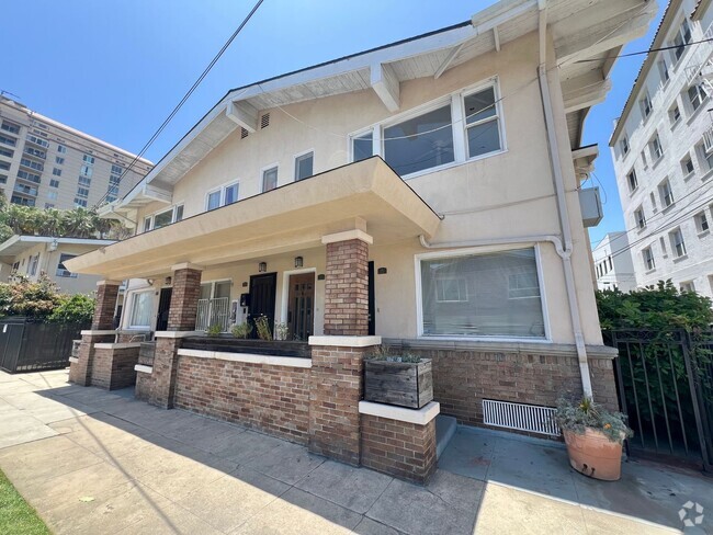 Building Photo - Charming 1 Bed Townhouse-Style Apartment N...