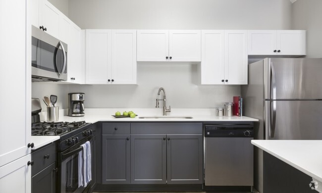 Sophisticated kitchen with two-toned cabinetry - Stone Gate Rental