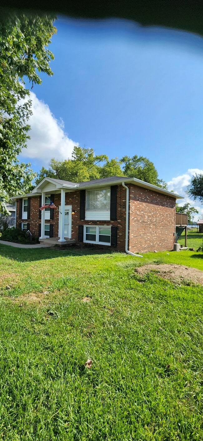 Building Photo - 114 Maureen Dr