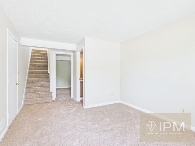 Building Photo - Charming York Township 3 Bedroom Condo | Attached Garage & Central Air!!