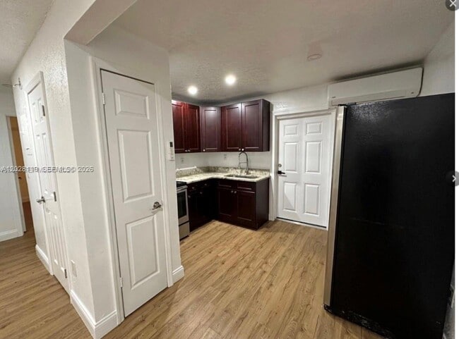 Building Photo - 813 W Jefferson St Unit 5