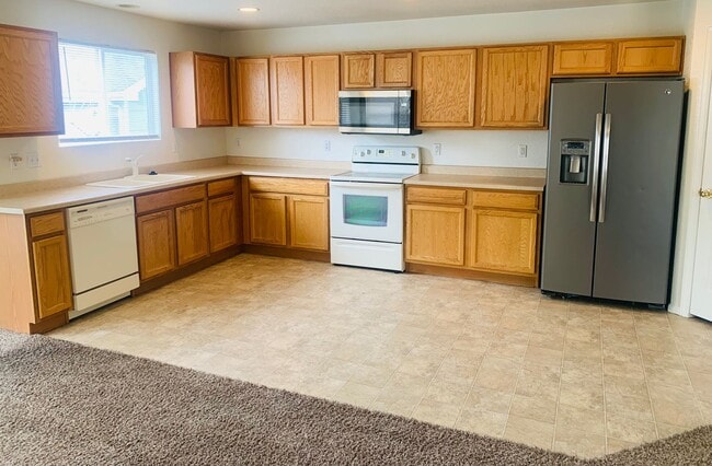 Photo - 3 Bedroom 2 Bathroom Townhome Close to DIA