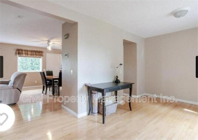 Photo - 838-118A 118a St NW