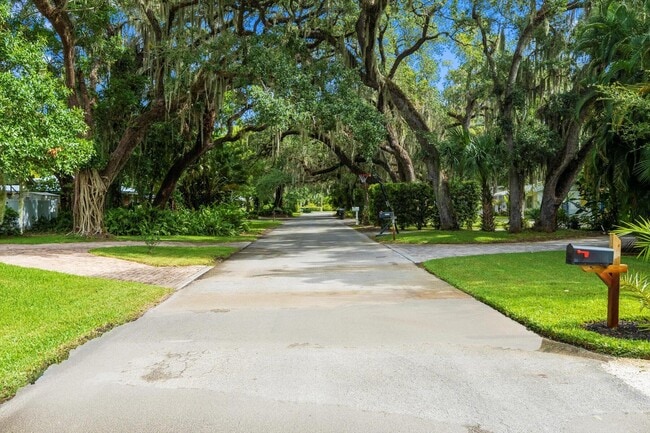 Building Photo - 2706 10th Ave