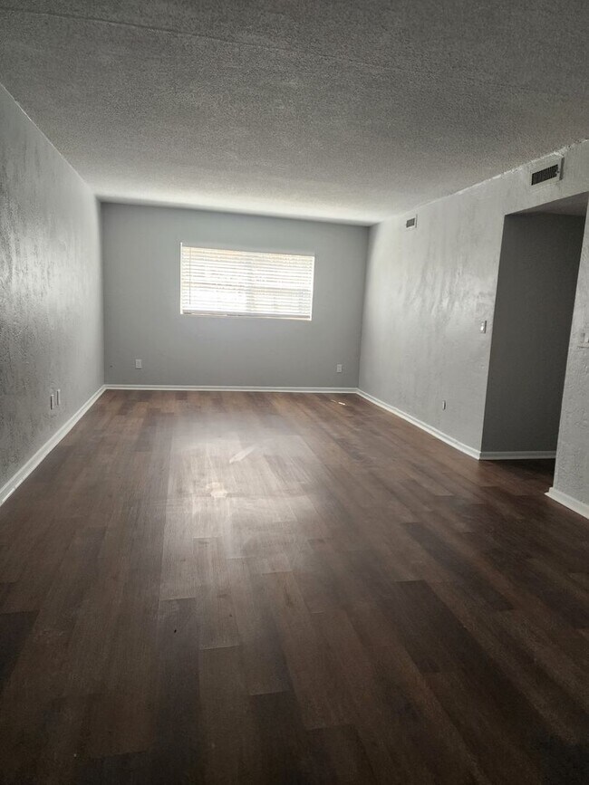 Photo - ** COMING SOON ** RENOVATED 2 Bedroom 1 Ba... Unidad 313-3