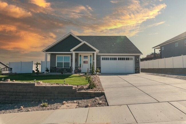 4 Bed - 2.5 Bath Single Family Home Cimarr... - 4 Bed - 2.5 Bath Single Family Home Cimarr...