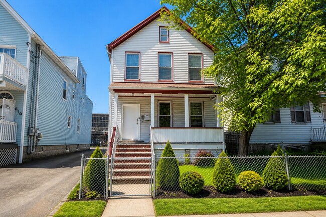 EXTERIOR - 612 S Park St Unit APT 1