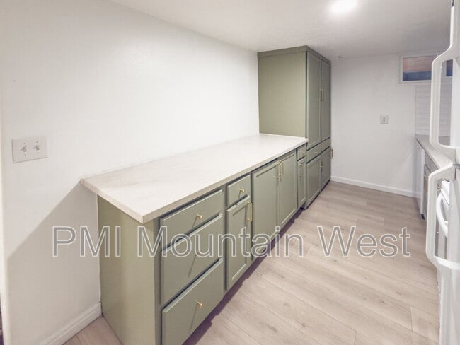 Photo - 872 N Main St Unidad B